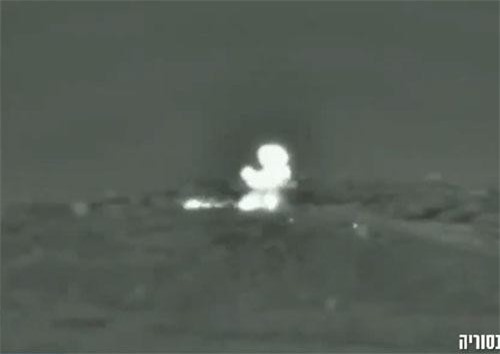 CLIP: Không quân Israel dội tên lửa vào quân đội Syria