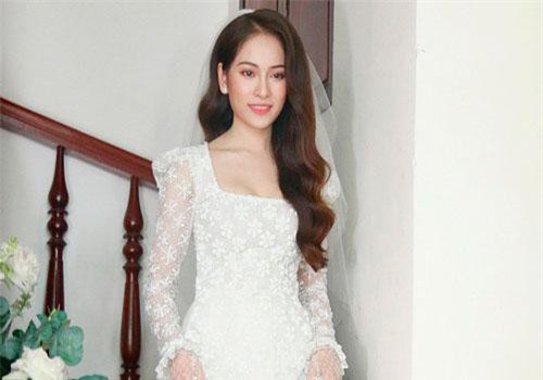 Cô dâu Sara Lưu lộ vòng 2 bất thường trong khoảnh khắc chụp nghiêng