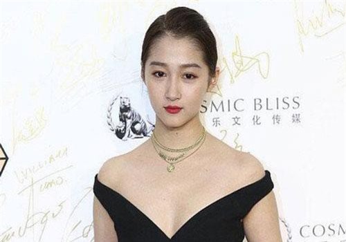 Vừa tỏa sáng ở Cannes, Quan Hiểu Đồng đã gây thất vọng với hình ảnh tăng cân và vòng một "lép kẹp"