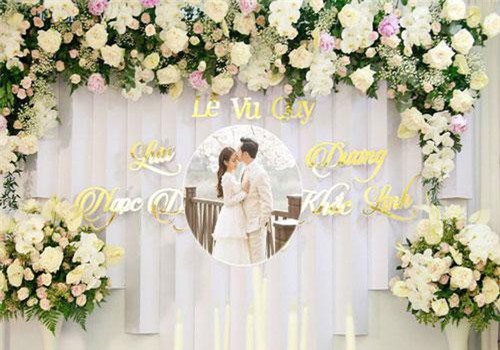 Đám cưới Dương Khắc Linh - Sara Lưu: Nhà cô dâu bày tiệc hoa giản dị, không phô trương