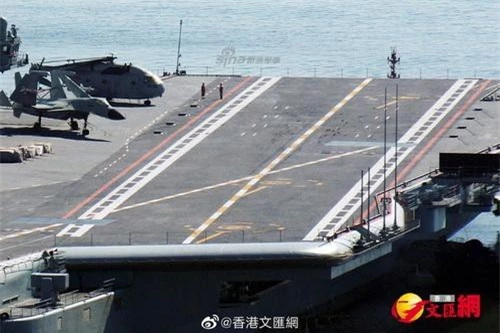 Dấu vết lốp cao su của tiêm kích hạm J-15 in rất rõ trên sàn tàu sân bay Type 002 của Hải quân Trung Quốc