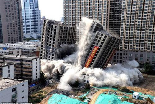 Trung Quốc giật sập 2 tòa chung cư cao 20 tầng vì xây dựng trái phép