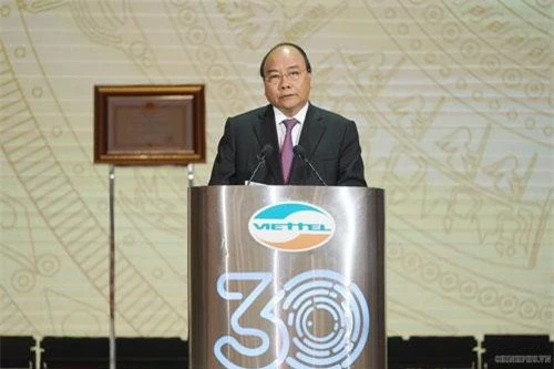 Thủ tướng Nguyễn Xuân Phúc: Đất nước cần nhiều doanh nghiệp như Viettel. Ảnh VGP/Quang Hiếu.