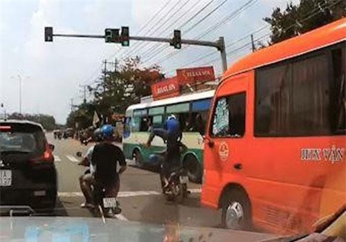 Tài xế xe khách lao xuống đánh nhau khi bị đập vỡ kính