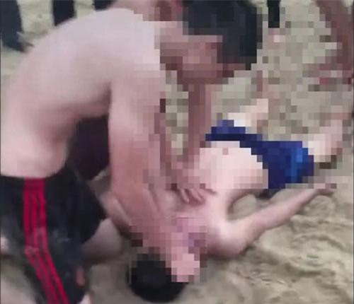 Quảng Bình: Bị sóng cuốn xa bờ, 2 thanh niên tử vong trên biển