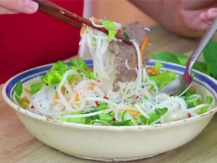 Hướng dẫn làm bún bò xào Nam Bộ đơn giản, nhanh gọn