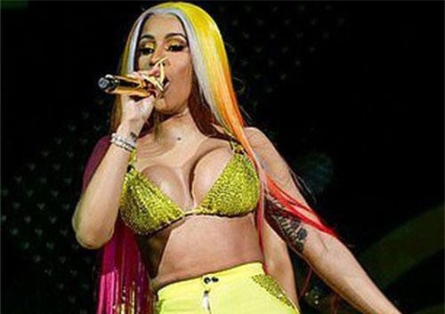 Cardi B trình diễn bốc lửa, khoe ngực khủng
