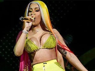 Cardi B trình diễn bốc lửa, khoe ngực khủng