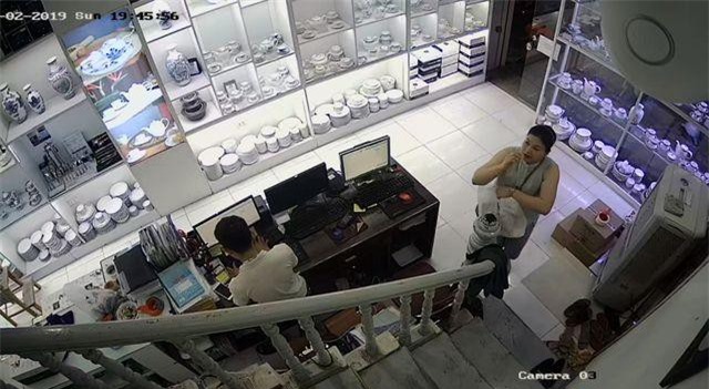 Hà Nội: Người phụ nữ “diễn kịch”, trộm tiền ở cửa hàng gốm sứ