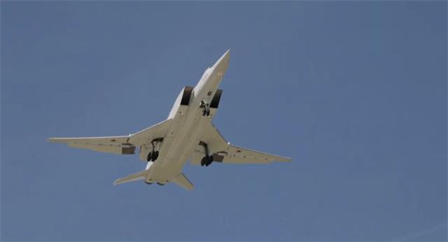 “Sát thủ diệt hạm siêu thanh” Tu-22M3M của Nga phô diễn kỹ năng trên không