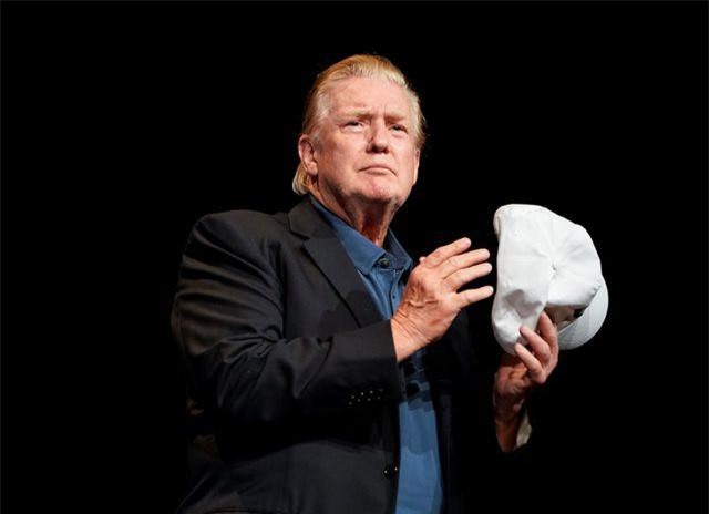 Kiểu tóc lạ của Tổng thống Trump gây "bão" mạng