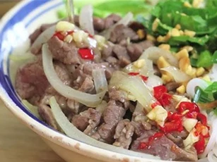 Clip: Làm nhanh món bún bò xào nước mắm chua ngọt cho cả nhà lót dạ xế chiều
