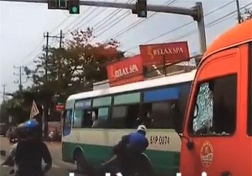 CLIP: Tài xế xe khách phẫn nộ, lao xuống đánh nhau với nam thanh niên
