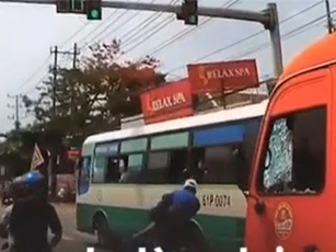 CLIP: Tài xế xe khách phẫn nộ, lao xuống đánh nhau với nam thanh niên