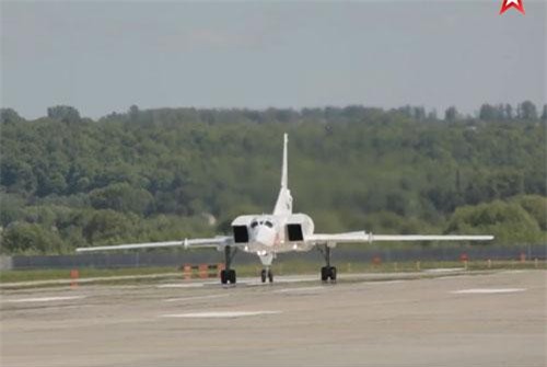 CLIP: Nga "khoe" kỹ năng hoàn hảo của huyền thoại Tu-22M3M 