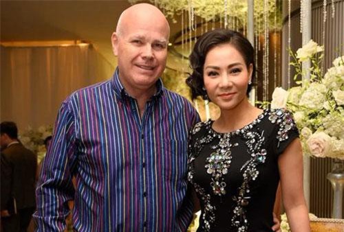 Chồng Thu Minh tháp tùng vợ dự đám cưới nhạc sĩ Dương Khắc Linh