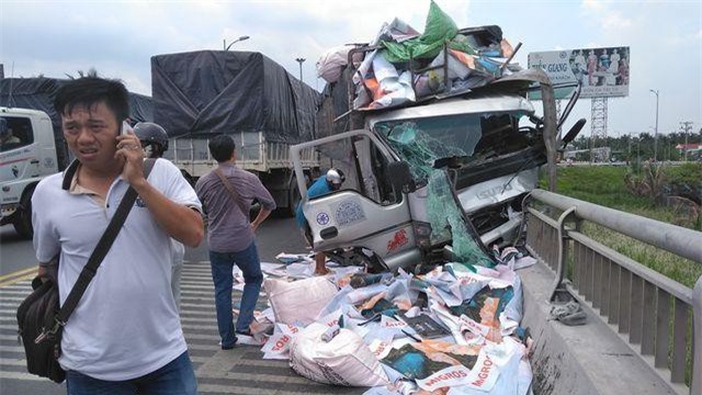 Tiền Giang: Xe tải tông chết hai người, một thi thể rơi xuống sông