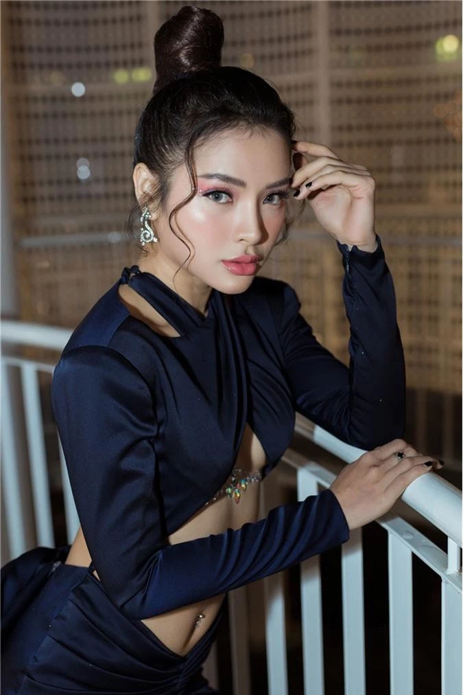 Phương Trinh Jolie gây choáng với style hở nửa bầu ngực, sexy thách thức người nhìn - Ảnh 1.