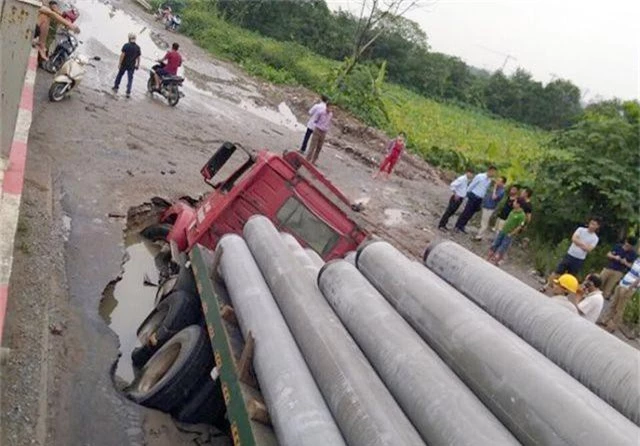 Xe container sập “hố tử thần” ở Hà Nội, làm vỡ đường ống nước sạch - 2