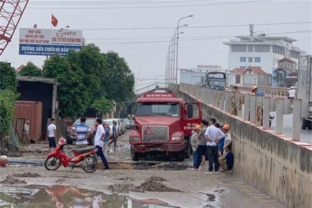 Xe container sập “hố tử thần” ở Hà Nội, làm vỡ đường ống nước sạch - 3