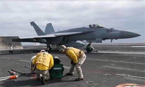 CLIP: Máy bay chiến đấu Mỹ diễn tập trên tàu sân bay