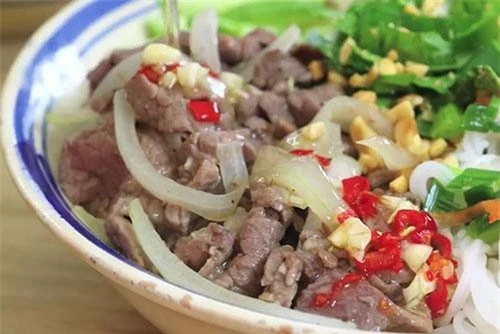 Bún bò xào.