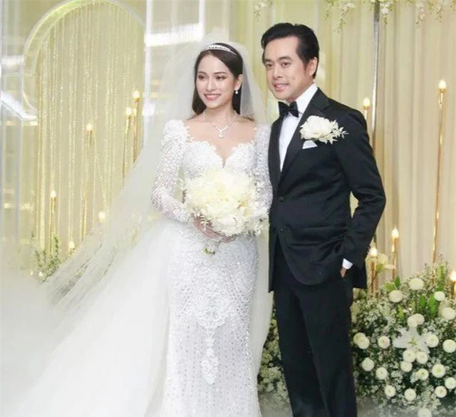 Nhạc sĩ Dương Khắc Linh và cô dâu Sara Lưu rạng rỡ, hạnh phúc khi đón khách mời đến dự tiệc cưới của mình.