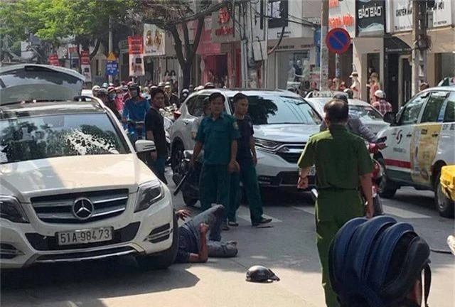 Hàng chục thanh niên mang hung khí truy sát nhóm đi ô tô ở Sài Gòn 