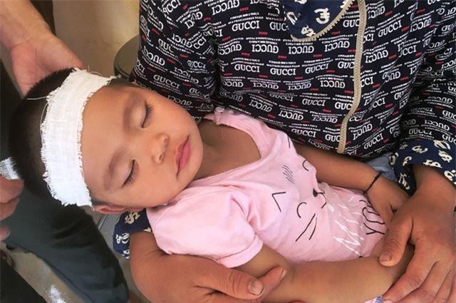 Thanh Hóa: Vợ trẻ ngất lịm, con thơ say ngủ trong lễ truy điệu Thiếu tá biên phòng hy sinh