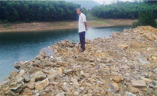 Hà Tĩnh: Ngang nhiên đổ cả nghìn khối đất đá xuống lòng hồ thủy lợi