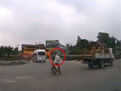 CLIP: Xe tải chở cột bê tông dài quá khổ "phang" trúng đầu người đi đường