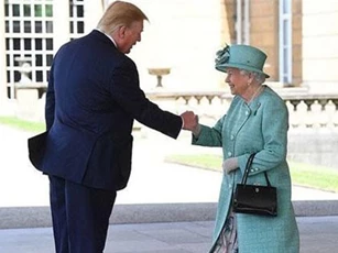 CLIP: Màn bắt tay "lạ" của Tổng thống Trump và Nữ hoàng Anh