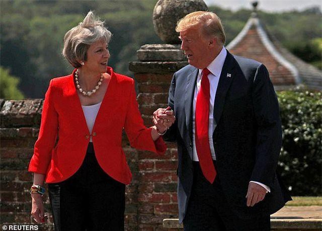 Ẩn ý đằng sau món quà Thủ tướng Anh tặng Tổng thống Trump