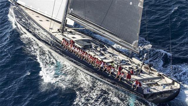 Tỷ phú “khóc ròng” vì siêu du thuyền 38 triệu USD bị rơi khỏi tàu chở hàng, mất tích dưới biển