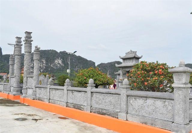 Ninh B&#xEC;nh: B&#x1EAF;t nh&#xF3;m &#x111;&#x1ED1;i t&#x1B0;&#x1EE3;ng &#x111;&#x1ED9;t nh&#x1EAD;p l&#x103;ng m&#x1ED9; tr&#x1ED9;m c&#xE2;y hoa m&#x1EAB;u &#x111;&#x1A1;n 80 tri&#x1EC7;u &#x111;&#x1ED3;ng