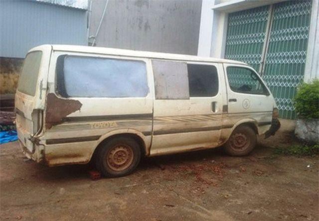 Kon Tum: Lâm tặc xin gỗ bất thành, quay qua hù đốt xe