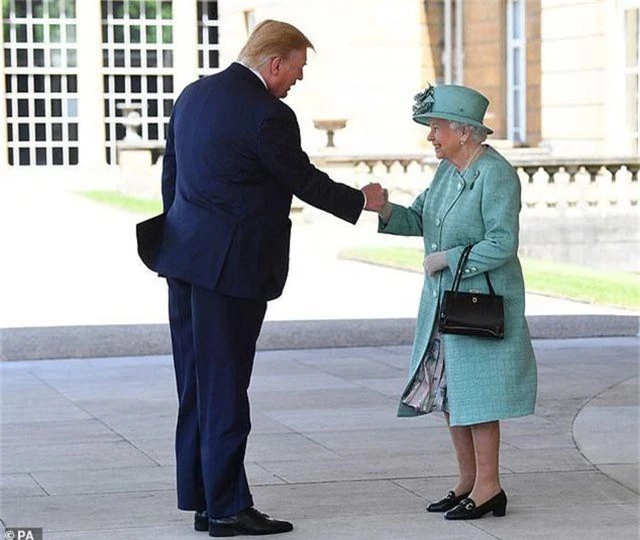 Hành động gây tranh cãi của Tổng thống Trump khi gặp Nữ hoàng Anh - 2