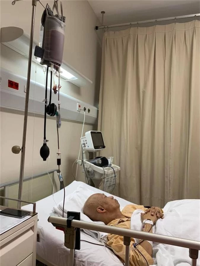 Những hình ảnh đầu tiên của nhạc sĩ Xuân Hiếu trên giường bệnh trị ung thư tiết niệu: Không thể nhận ra vị nhạc sĩ thư sinh có nụ cười đôn hậu ngày nào - Ảnh 1.