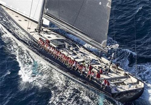 Tỷ phú “khóc ròng” vì siêu du thuyền 38 triệu USD bị rơi khỏi tàu chở hàng, mất tích dưới biển