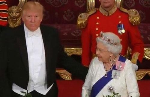 Hành động gây tranh cãi của Tổng thống Trump khi gặp Nữ hoàng Anh