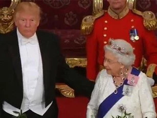 Hành động gây tranh cãi của Tổng thống Trump khi gặp Nữ hoàng Anh