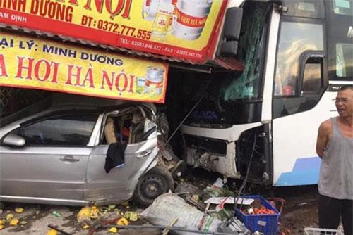 Nam Định: Xe khách lao vào nhà dân, 1 người chết, 3 người bị thương