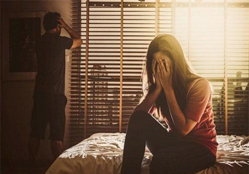 Chồng luôn mặc quần áo kín mít khi ngủ, tôi ngạc nhiên nhưng không biết nguyên nhân cho tới lần tình cờ trông thấy anh đang thay quần áo