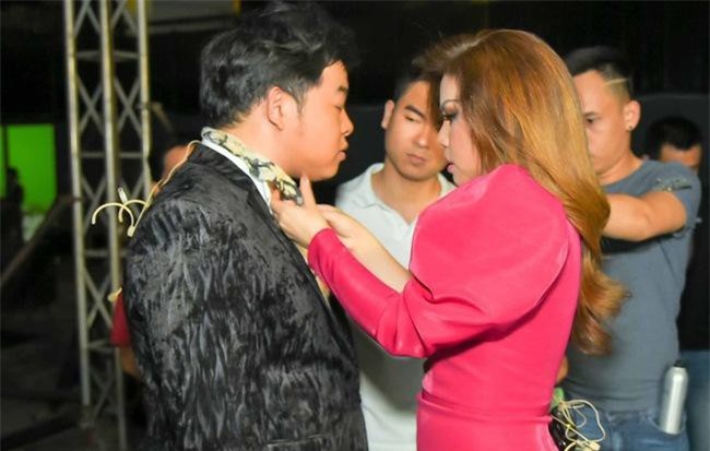 Minh Tuyết gây sốc khi tuyên bố sẵn sàng gọi Quang Lê là "thằng" khi ngồi chung ghế nóng