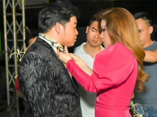 Minh Tuyết gây sốc khi tuyên bố sẵn sàng gọi Quang Lê là "thằng" khi ngồi chung ghế nóng