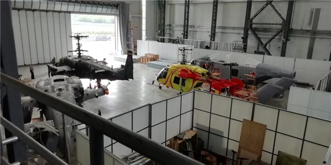 Mô hình trực thăng Minoga nằm ở góc phải cảnh chiếc Ka-228 sơn đỏ vàng.
