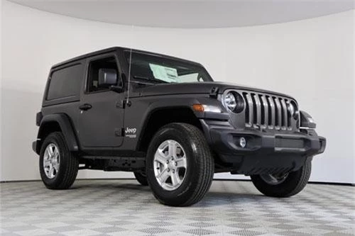 2. Jeep Wrangler Sport (chi phí bảo hiểm: 1.304 USD/năm).