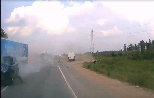 Tai nạn kinh hoàng do ô tô vượt ẩu