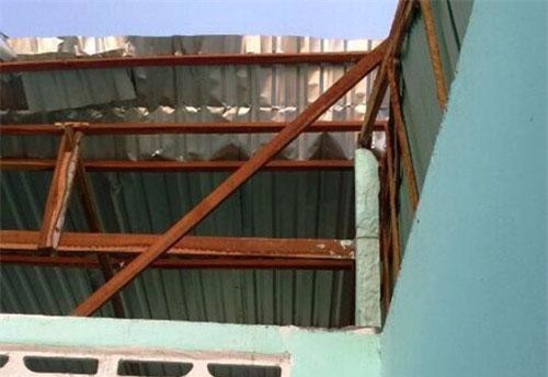 Gần 200 căn nhà miền Tây sập, tốc mái vì mưa giông