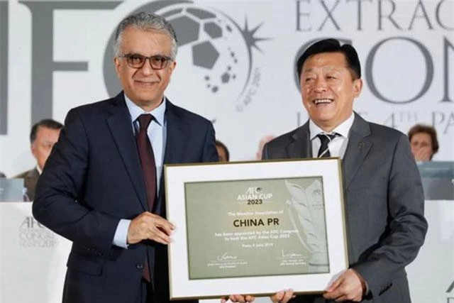 Chủ tịch AFC trao bảng danh vị chủ nhà VCK Asian Cup 2023 cho đại diện của LĐBĐ Trung Quốc.